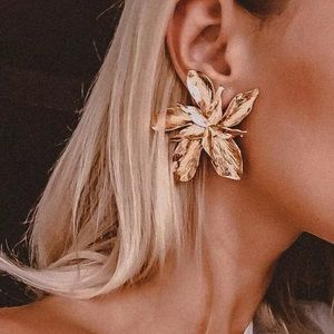 Golden flower earrings